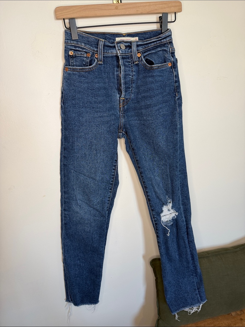 High-Rise Wedgie Straight Levi’s Women’s Jeans in Dark Blue size 24